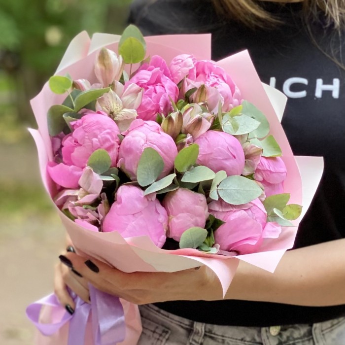 Букет из 9 пионов Флеминг с альстромерией